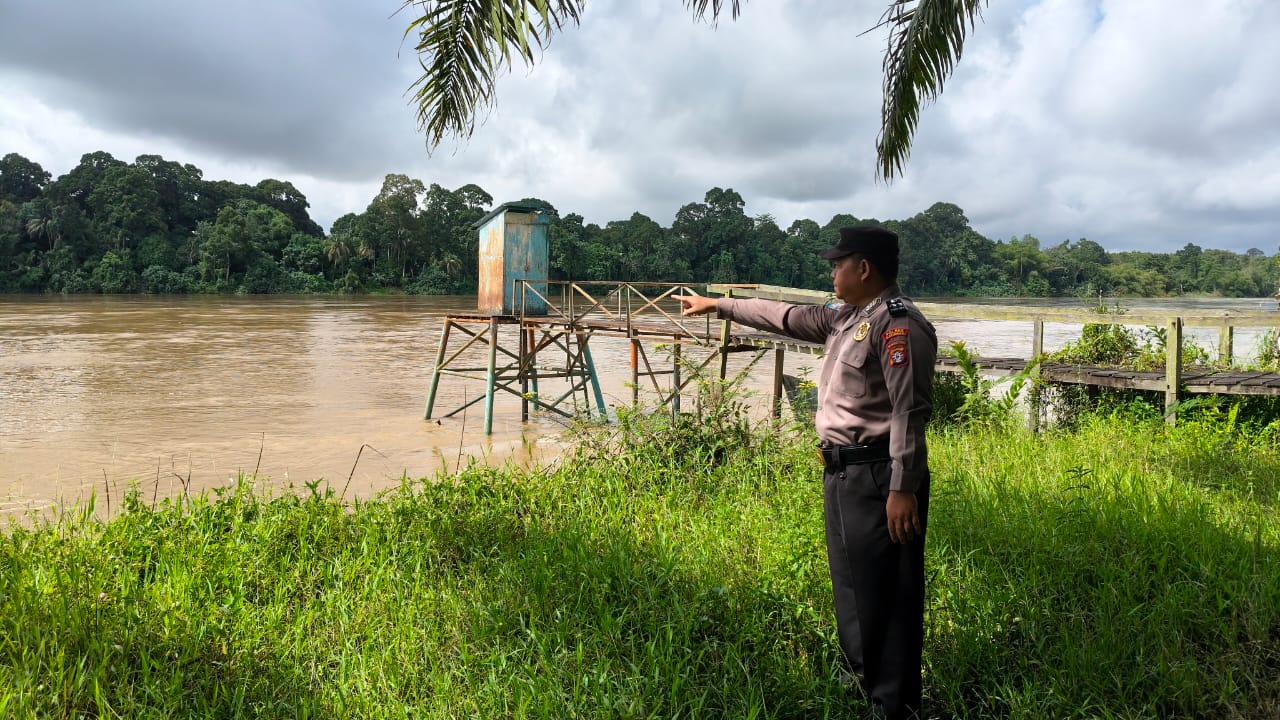 Deteksi Banjir, Polsek Tewang Sangalang Garing dan Pulau Malan Cek Ketinggian Debit Air