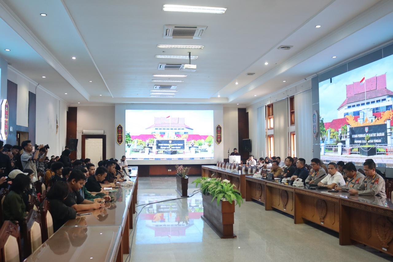 Kedepankan Sisi Humanis, Polda Kalteng Kawal Aksi Unras di Kantor DPRD