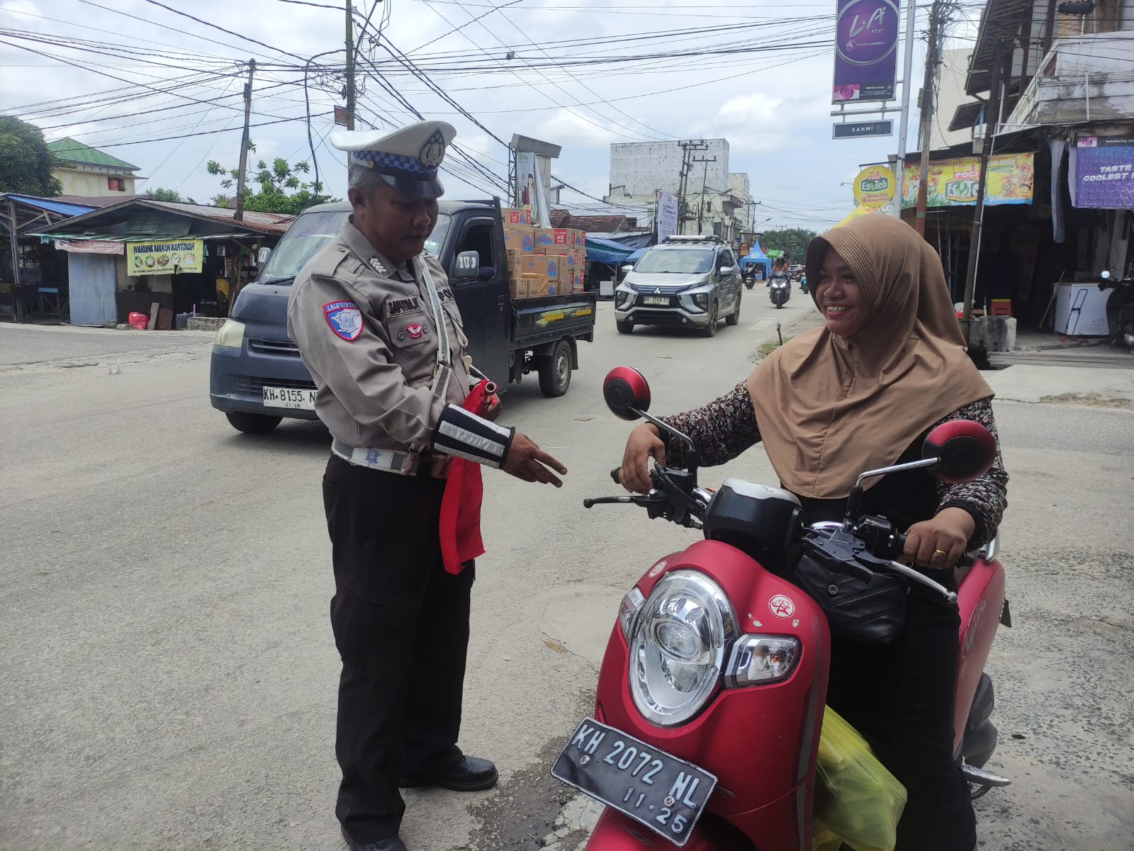 Tidak Menggunakan Helm Saat Berkendara Personel Satlantas Berikan Teguran Humanis.