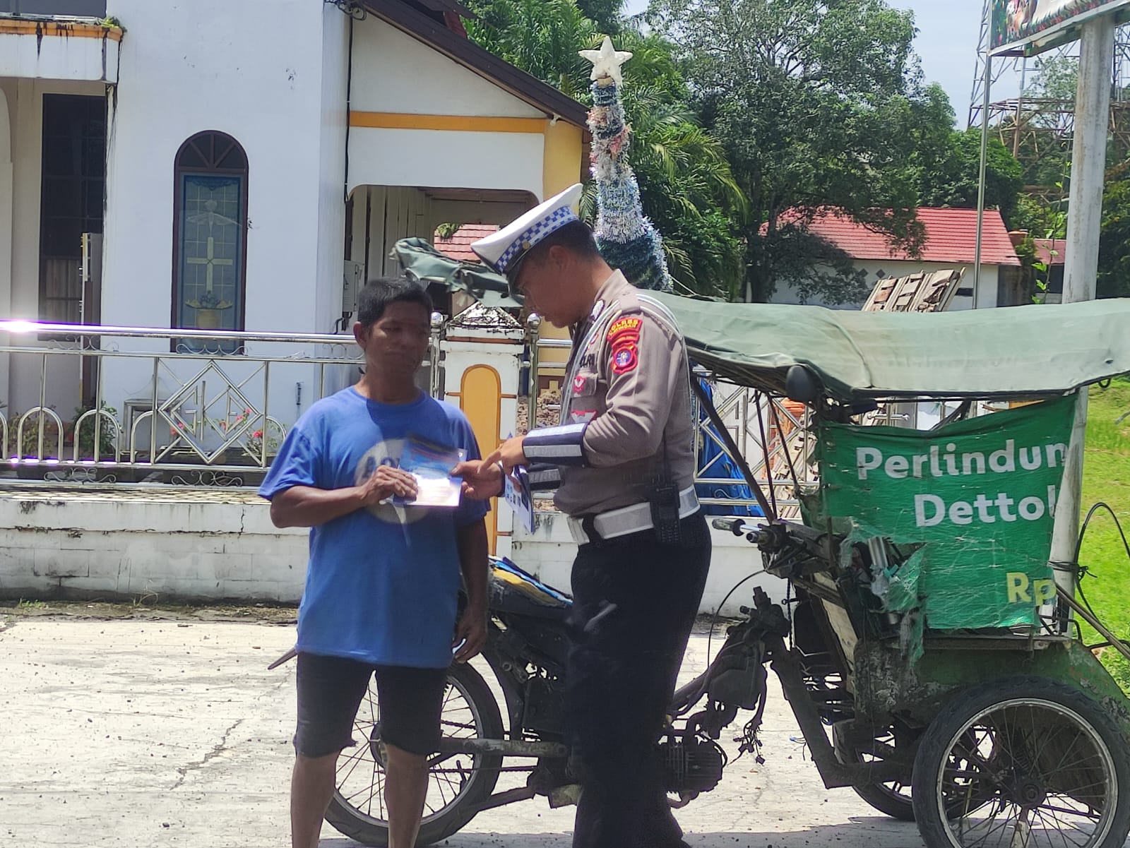 Pembagian Brosur Keselamatan Berlalu Lintas Kepada masyarakat.