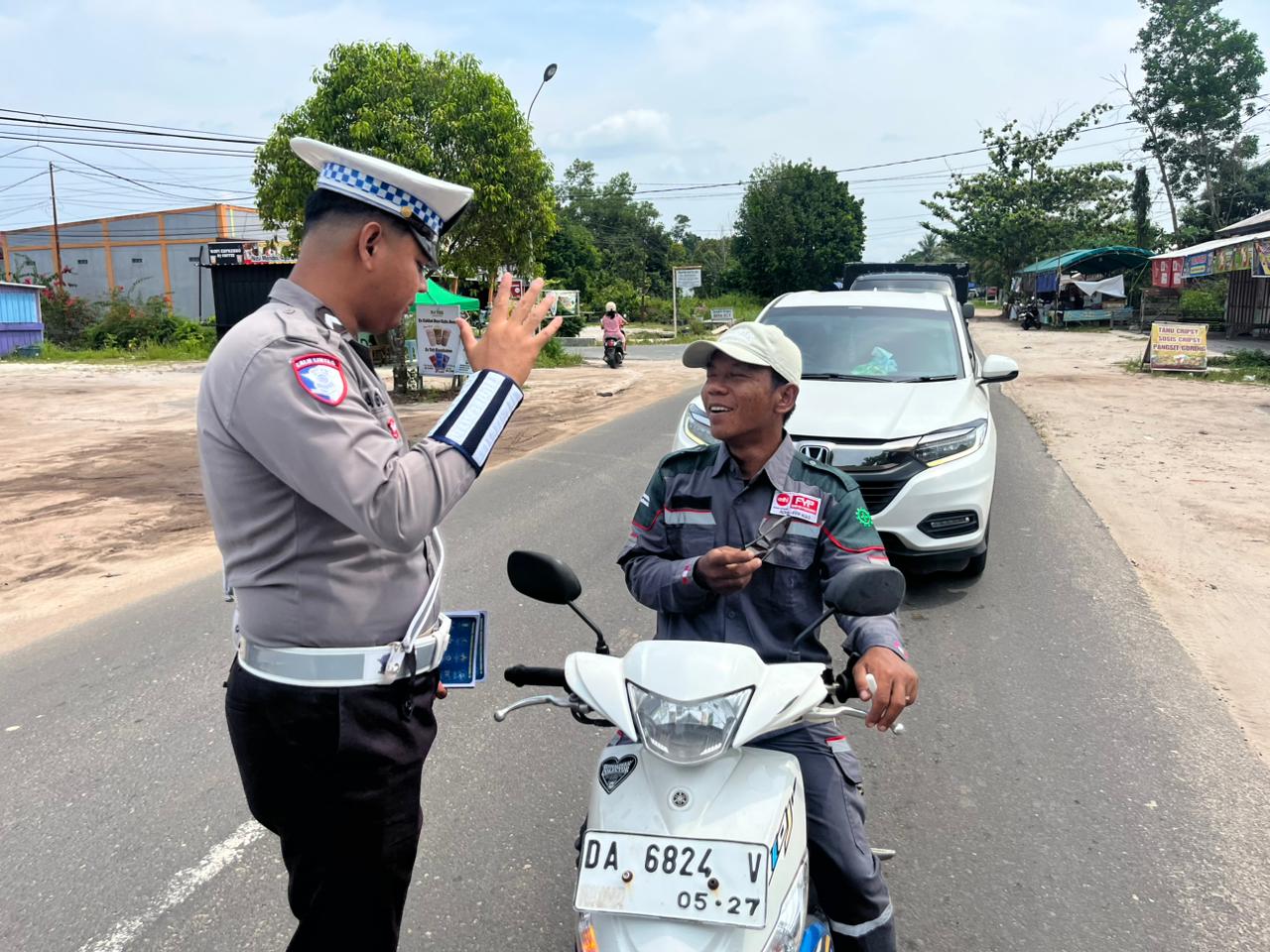 *Tidak Menggunakan Helm Saat Berkendara Personel Satlantas Berikan Teguran Humanis*.
