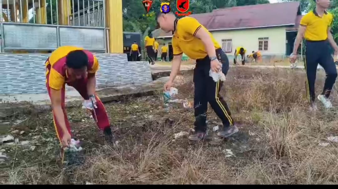 Jumat Penuh Kepedulian, Personel Brimob Kalteng Laksanakan Bakti Kebersihan di Masjid As-Syuhada