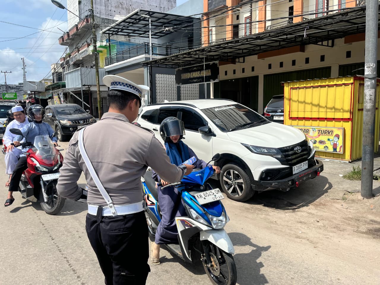 Pembagian Brosur Keselamatan Berlalu Lintas Kepada masyarakat.