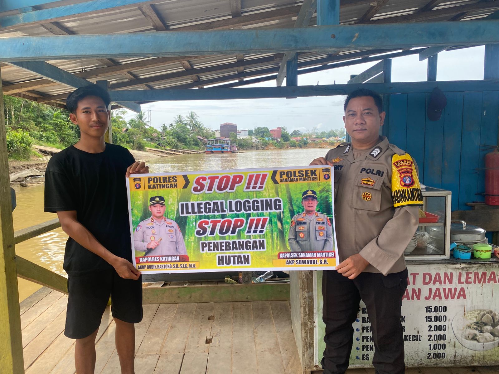 Bhabinkamtibmas laksanakan Sosialisasikan tentang larangan dan sangsi Pidana bagi pelaku Ileggal Logging kepada masyarakat di  Desa Binaan.