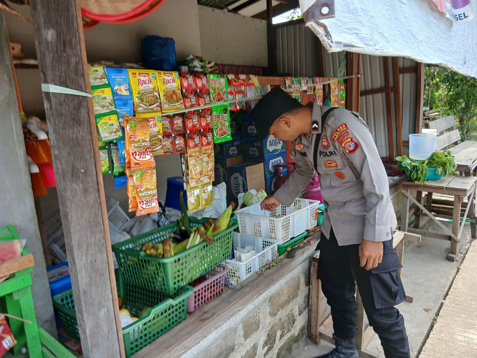 Polsek Montallat Laksanakan Pengecekan Sembako Untuk Pantau Stok Dan Harga Di Pasaran