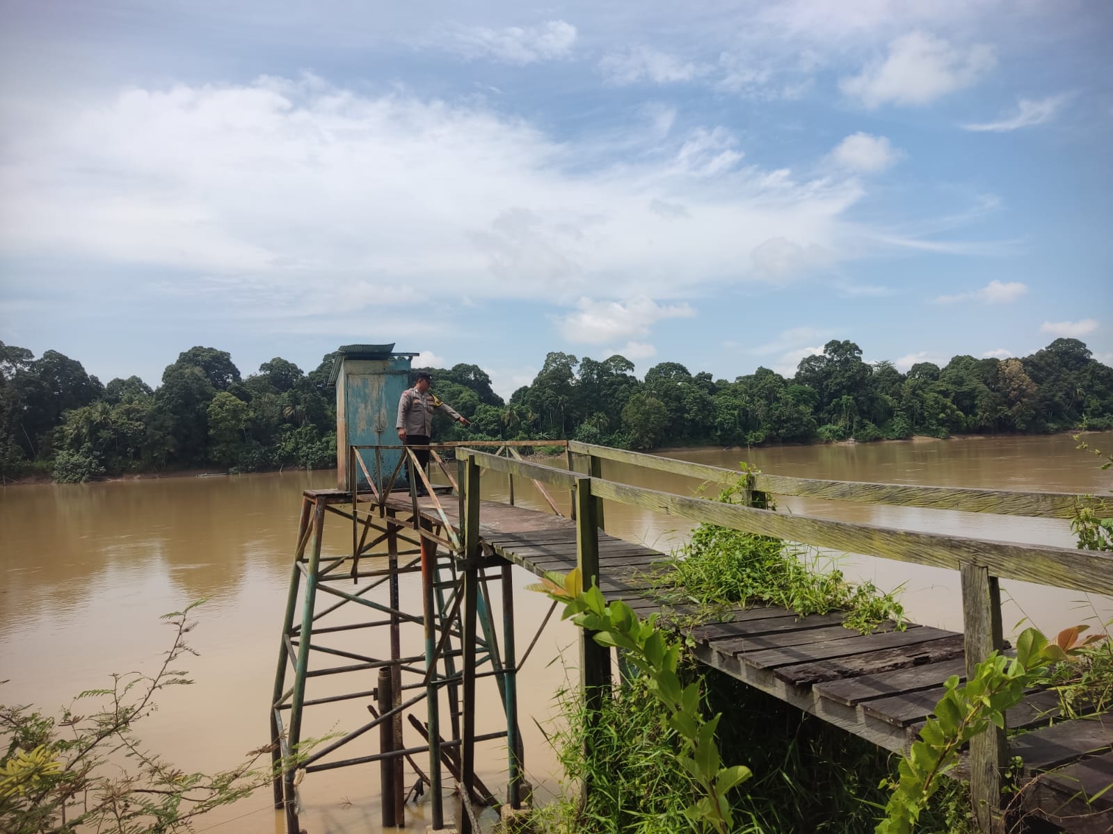 Deteksi Banjir, Polsek Tewang Sangalang Garing dan Pulau Malan Cek Ketinggian Debit Air