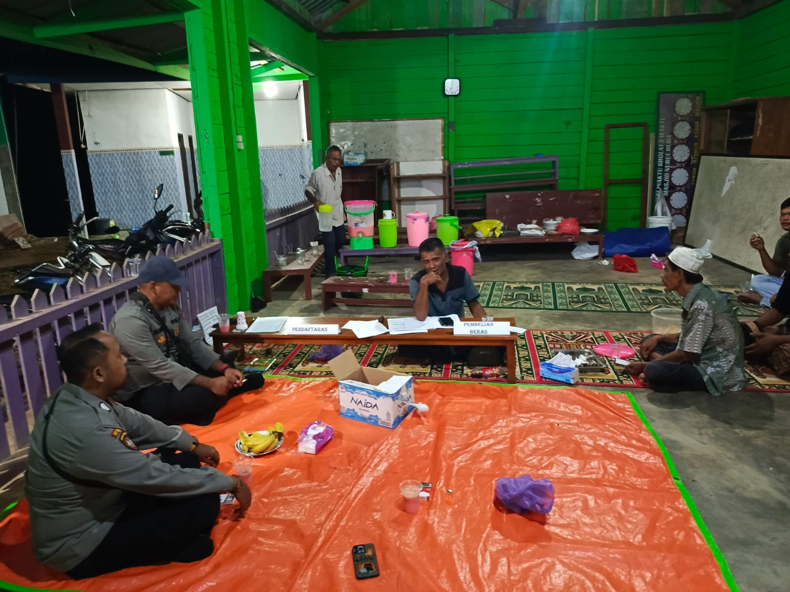 Personel Piket Polsek Sambangi Masyarakat, Pererat Silaturahmi dan Sampaikan Pesan Kamtibmas