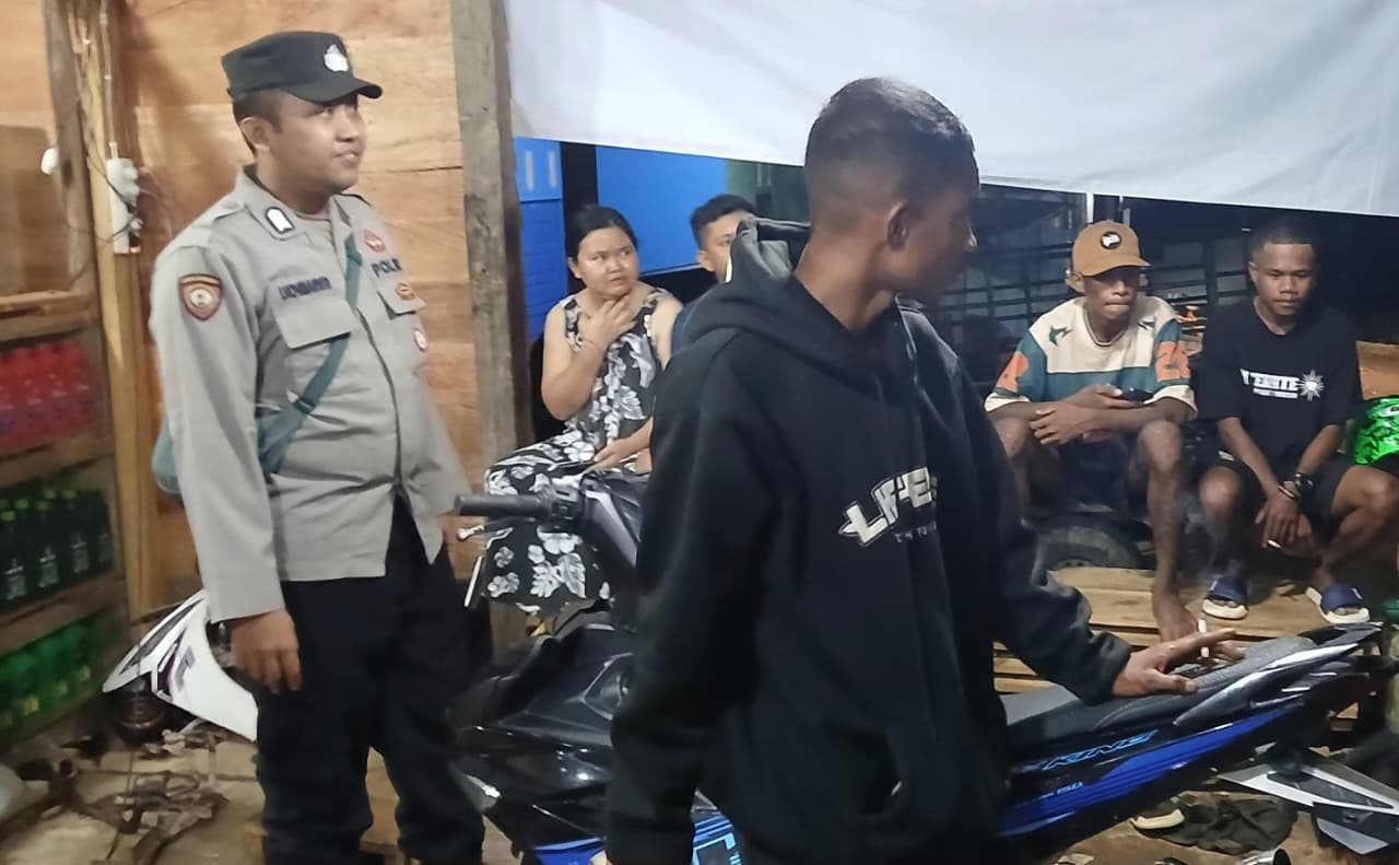Sambang Bengkel Warga, Personel Piket Polsek Lamandau Ingatkan Pentingnya Kamtibmas