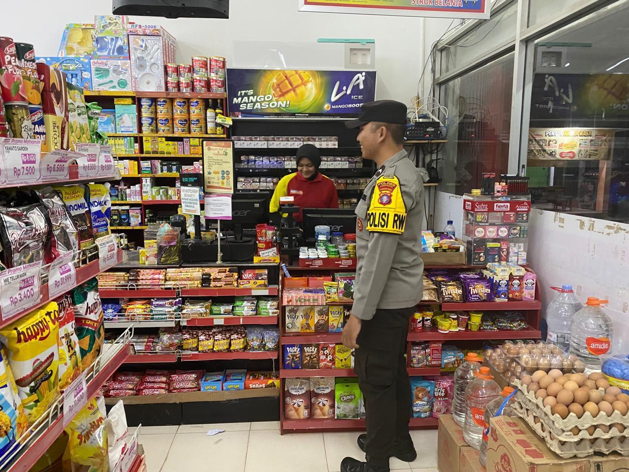 Cegah Gangguan Kamtibmas, Piket Polsek Sematu Jaya Patroli ke Pertokoan