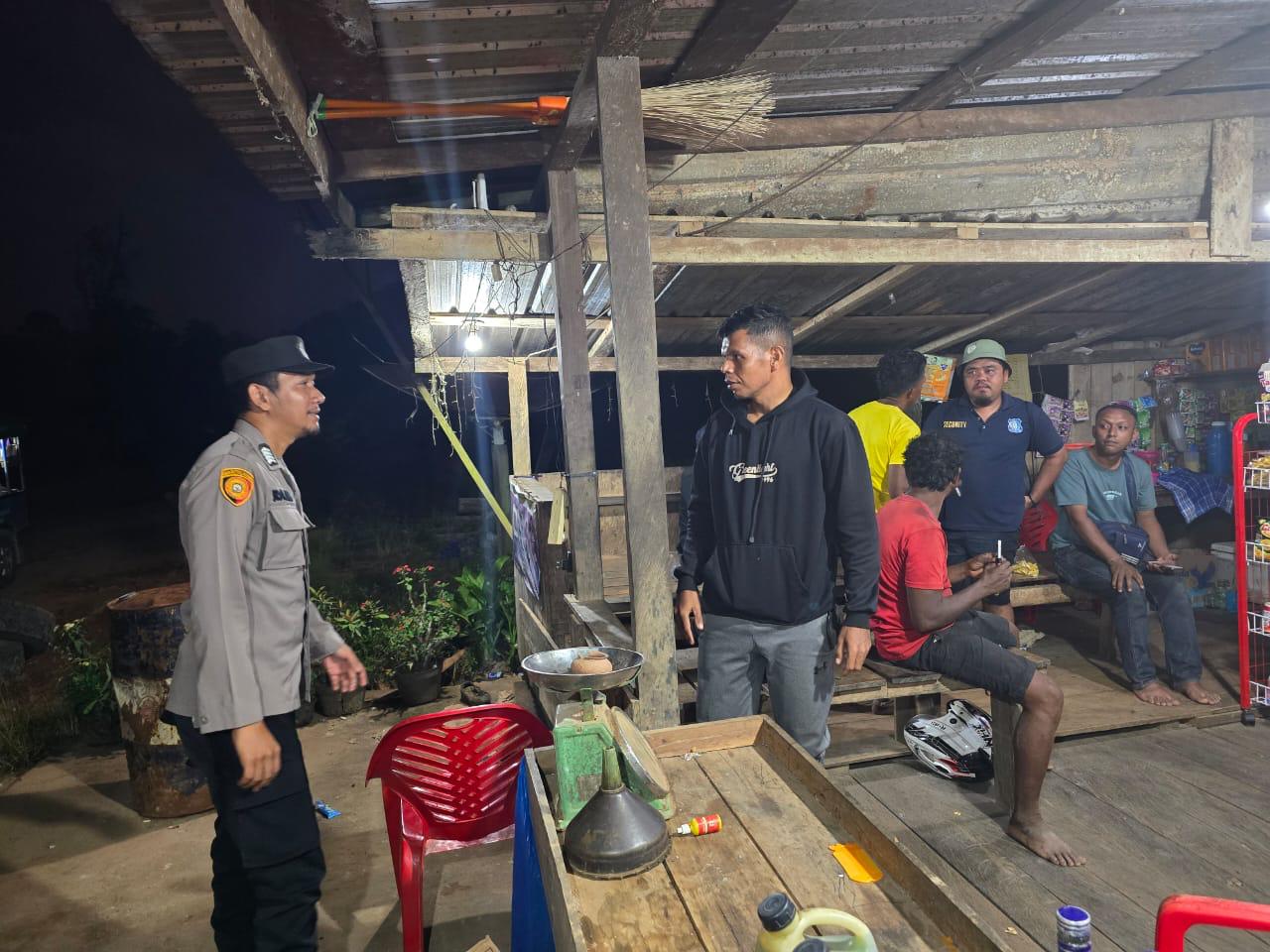 Personel Piket Polsek Sambangi Masyarakat, Pererat Silaturahmi dan Sampaikan Pesan Kamtibmas