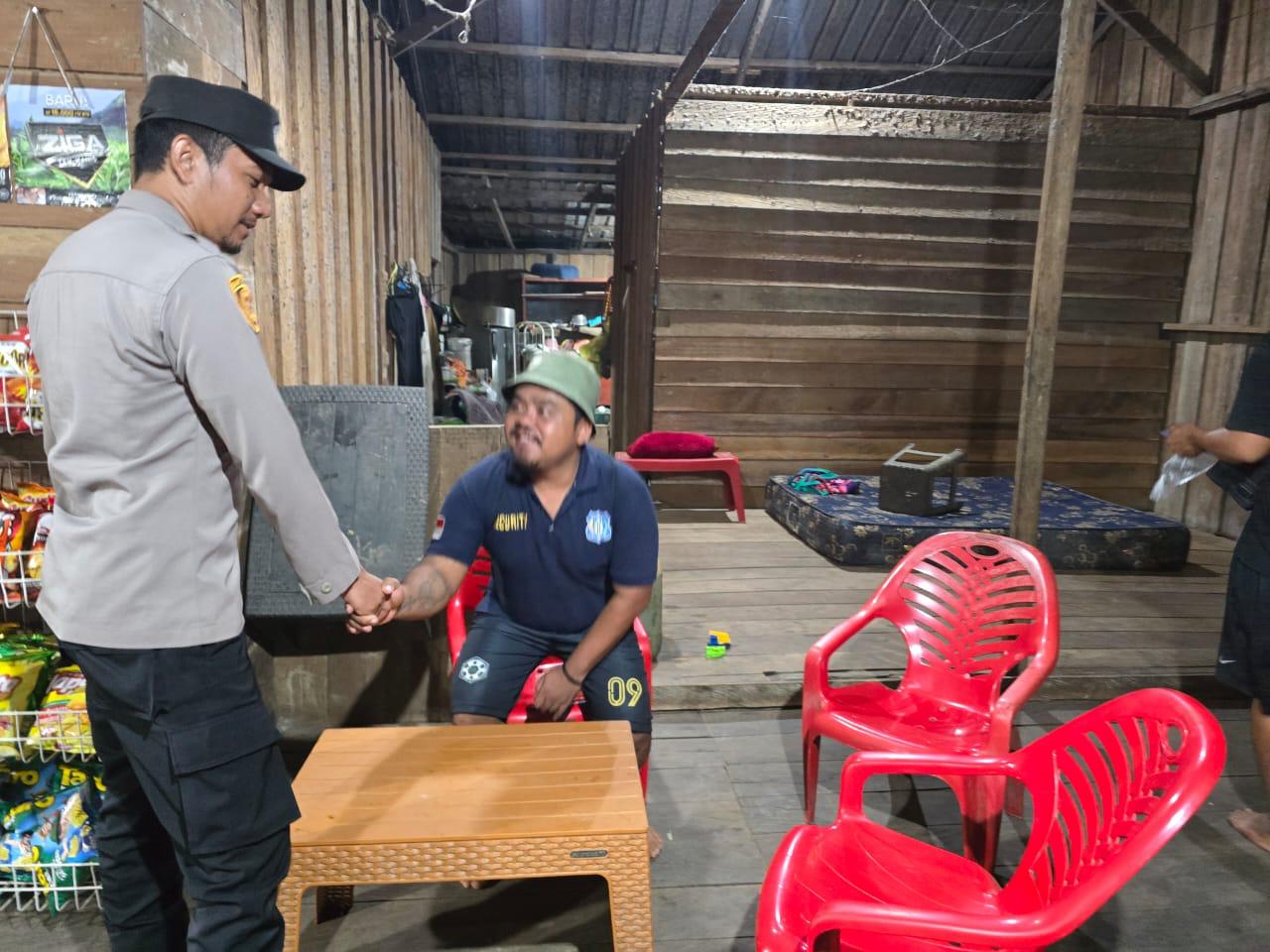 Piket Polsek Lamandau Sambangi Warga yang Sedang Duduk Santai, Sampaikan Pesan Kamtibmas