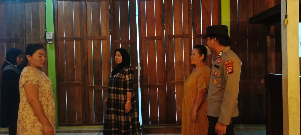Jalin Kedekatan, Personel Polsek Lamandau Sambangi kerumah Warga