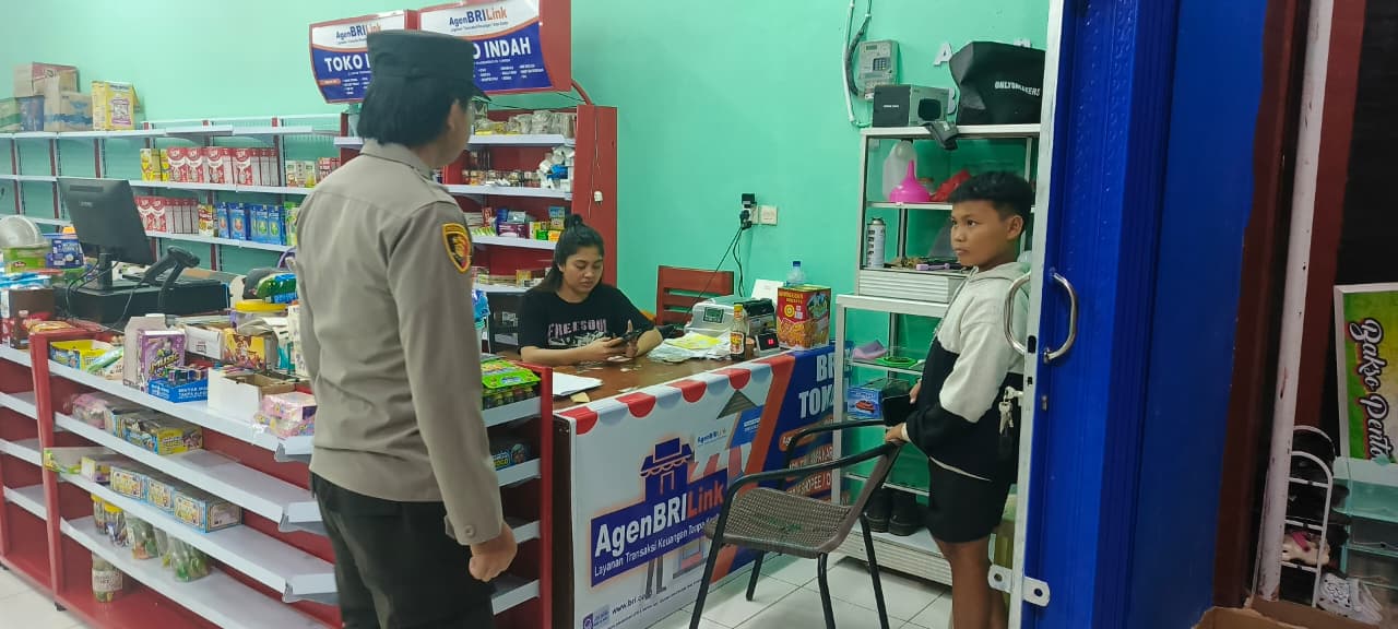 Piket Polsek Silaturahmi ke masyarakat yang sedang santai