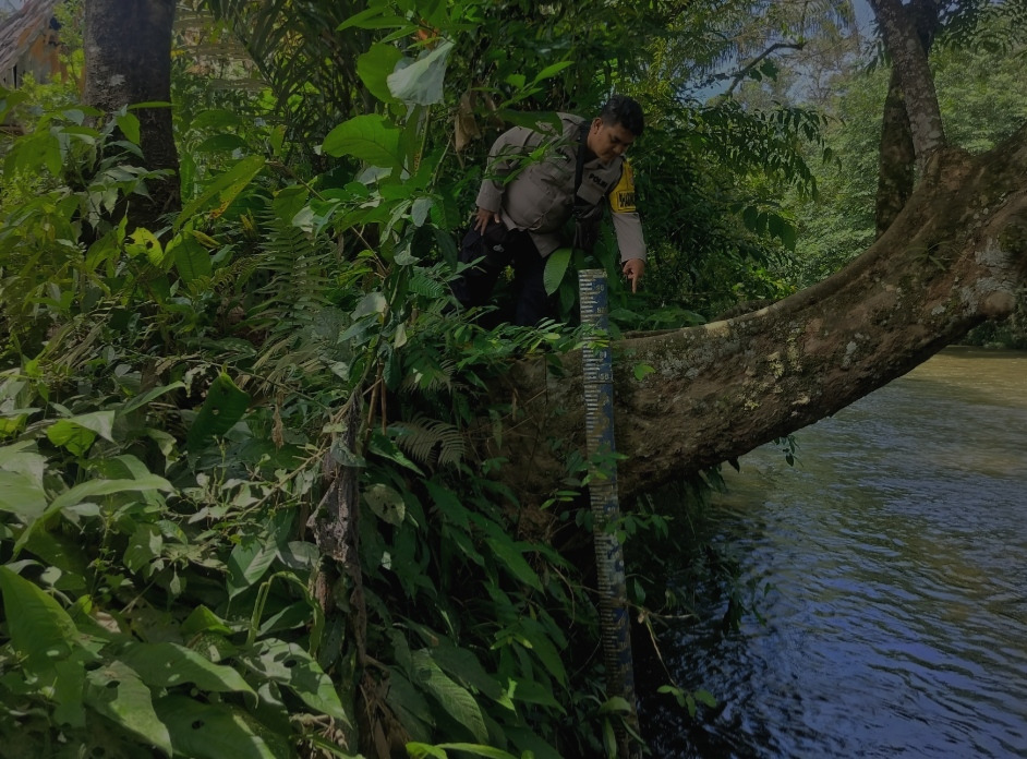 Piket Polsek Delang cek debit air DAS Delang