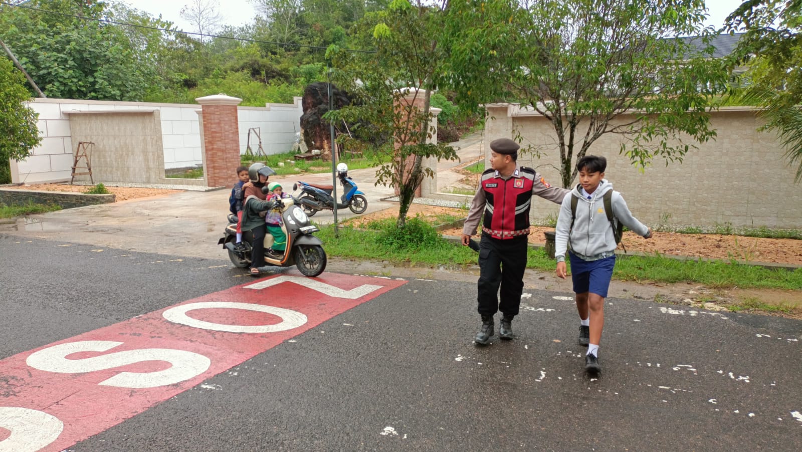 Ciptakan Keamanan Lalu Lintas, Samapta Polres Lamandau Bantu Anak Sekolah Menyeberang Jalan