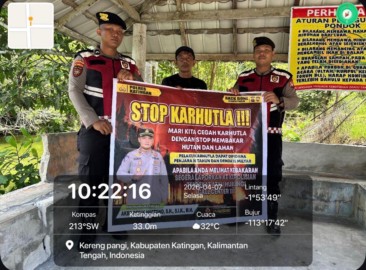 Personel Samapta Polres Katingan Sosialisasikan Pencegahan Karhutla kepada Masyarakat Desa Hampalit.