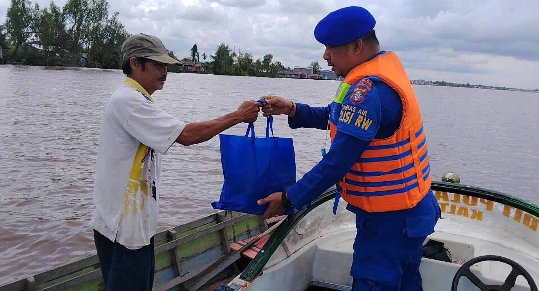 Ditpolairud Berbagai Sembako Kepada Warga Pesisir