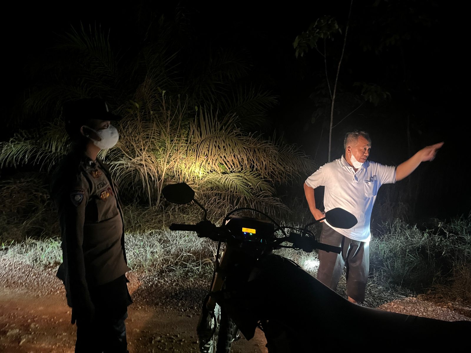 Piket Polsek Sambangi Warga yang sedang Berkendara agar Lebih Berhati-hati di Jalan