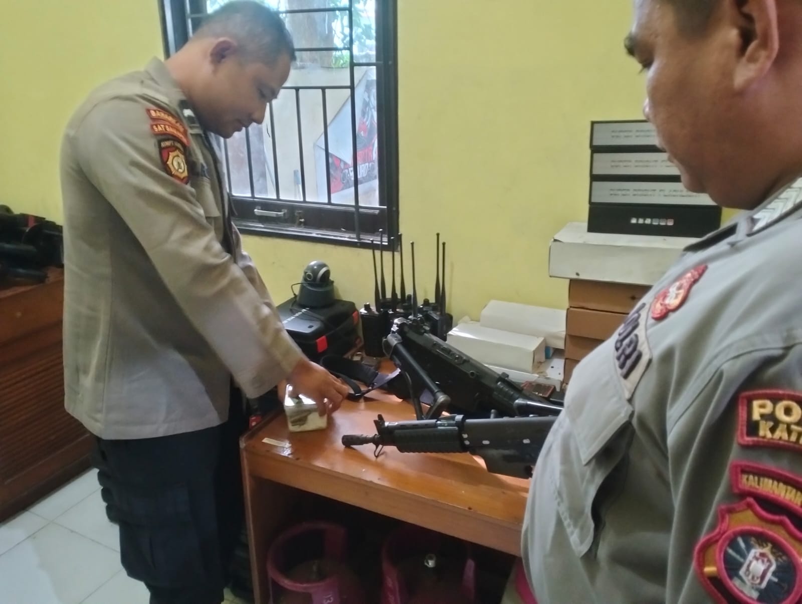 Personel Samapta Laksanakan Serah Terima Piket Jaga Mako dan Inventaris Penjagaan.