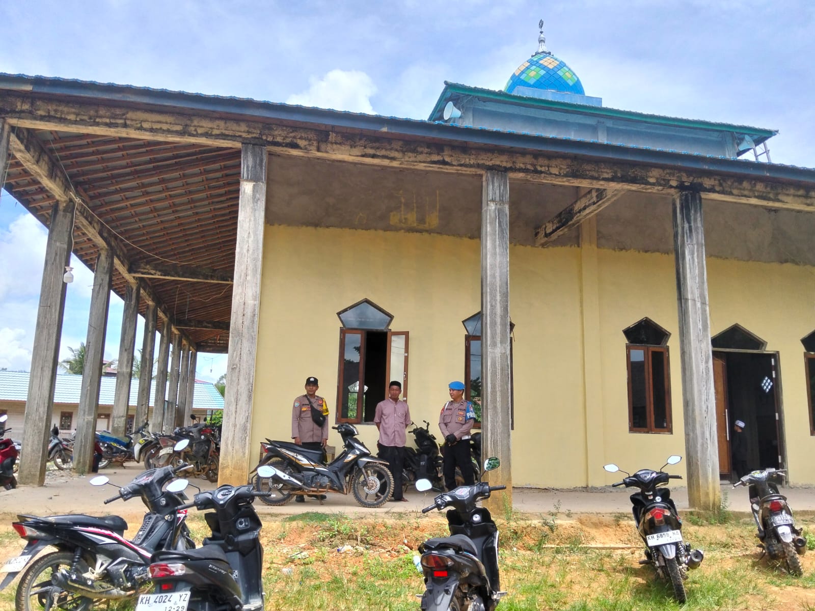 *Polsek Marikit Amankan Ibadah Salat Jumat untuk Pemeliharaan Kamtibmas*