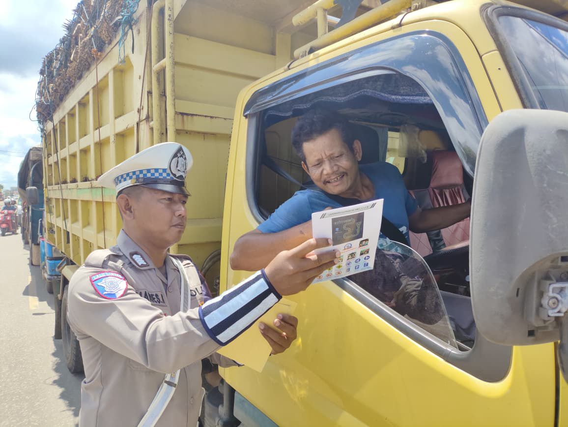Pembagian Brosur Keselamatan Berlalu Lintas Kepada masyarakat.