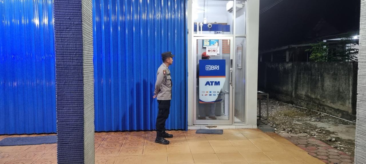 Piket Polsek Sematu Jaya Sambangi Warga, Berikan Himbauan Keamanan Saat Transaksi ATM