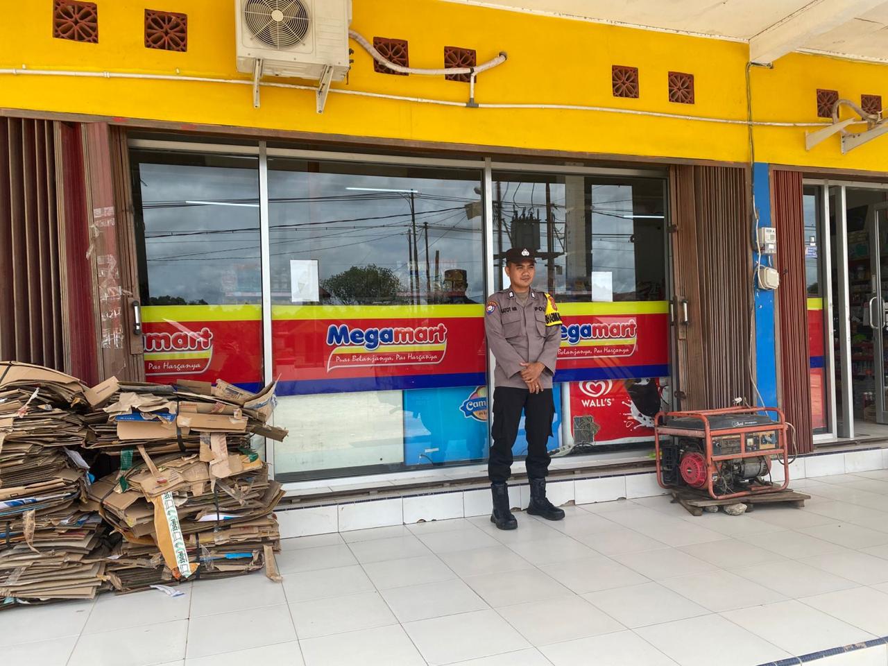 Cegah Gangguan Kamtibmas, Piket Polsek Sematu Jaya Patroli ke Pertokoan