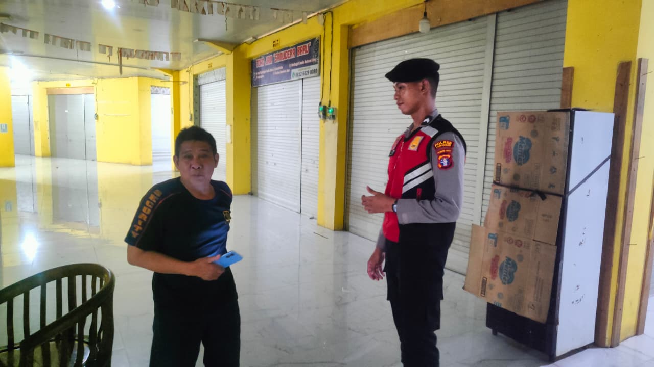Ciptakan Rasa Aman, Sat Samapta Sambangi Penjaga Malam Saat Patroli Pasar