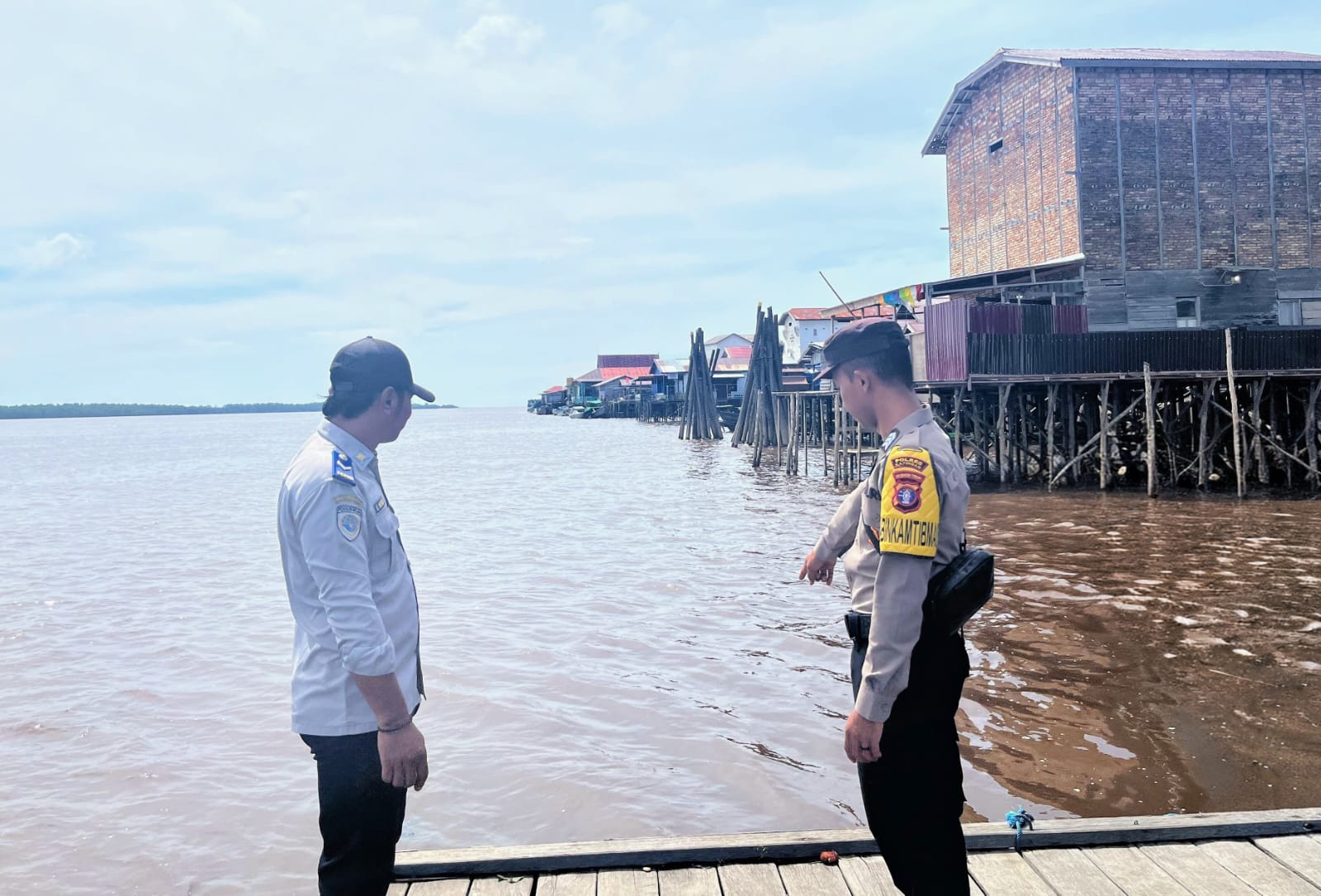 Antisipasi Terjadinya Bencana Banjir, Personil Polsek Katingan Kuala Rutin Melakukan Pengecekan Debit Air Di Wilayahnya
