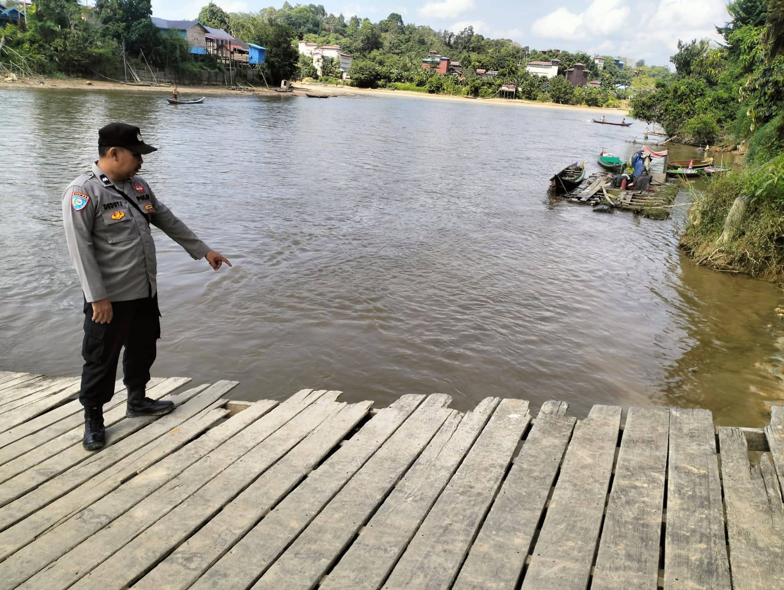 Polsek Marikit Pantau Situasi ketinggian Debit air di Das Katingan untuk antisipasi bencana Banjir.