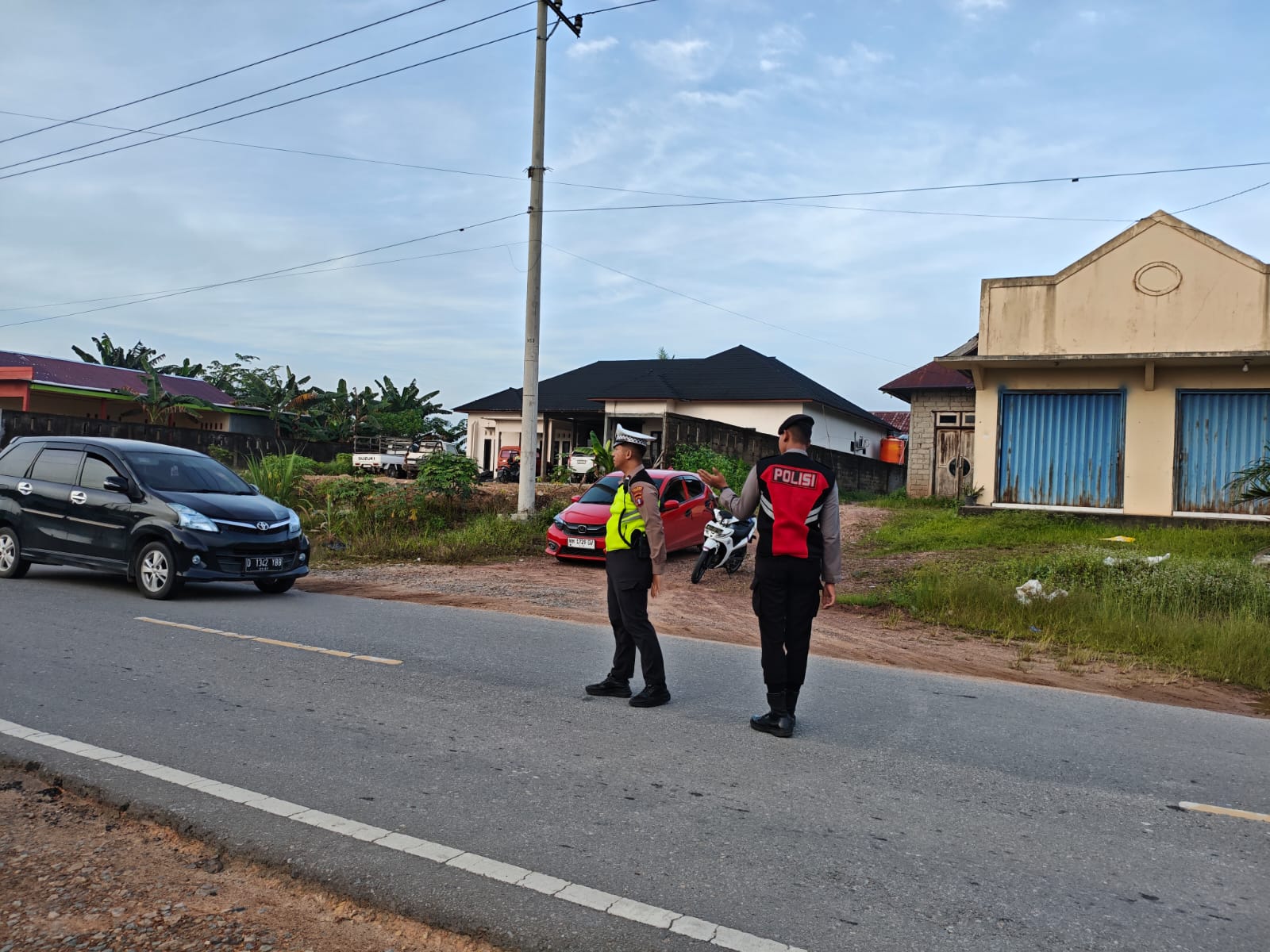 Berikan Rasa Aman dan Nyaman, Sat Samapta dan Satlantas Polres Lamandau Laksanakan Pengaturan Lalu Lintas di Depan Sekolah