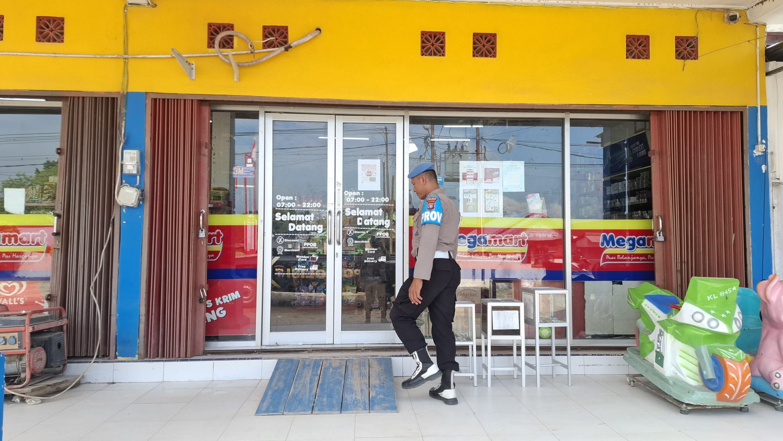 Anggota Polsek Sematu Jaya yang di pimpin langsung, Aipda Erizki melaksanakan patroli dialogis di Megamart Kecamatan Sematu Jaya guna memelihara siskamtibmas di wilayah Hukum Polsek Sematu Jaya.