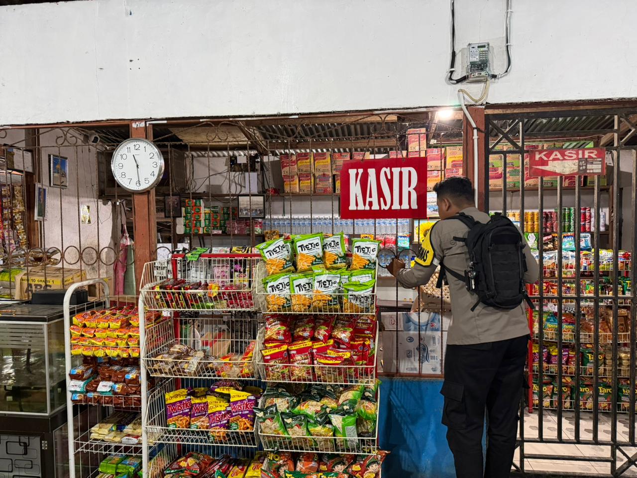 Pastikan Aktivitas Warga Berjalan Nyaman, Polsek Delang Sambangi Pertokoan