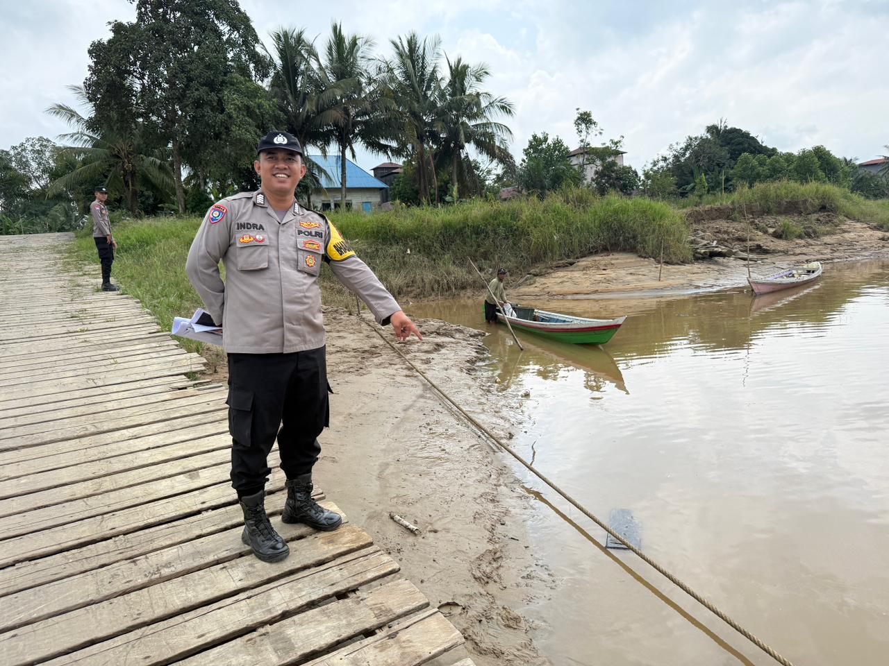 Deteksi Banjir, Polsek Tewang Sangalang Garing dan Pulau Malan Cek Ketinggian Debit Air