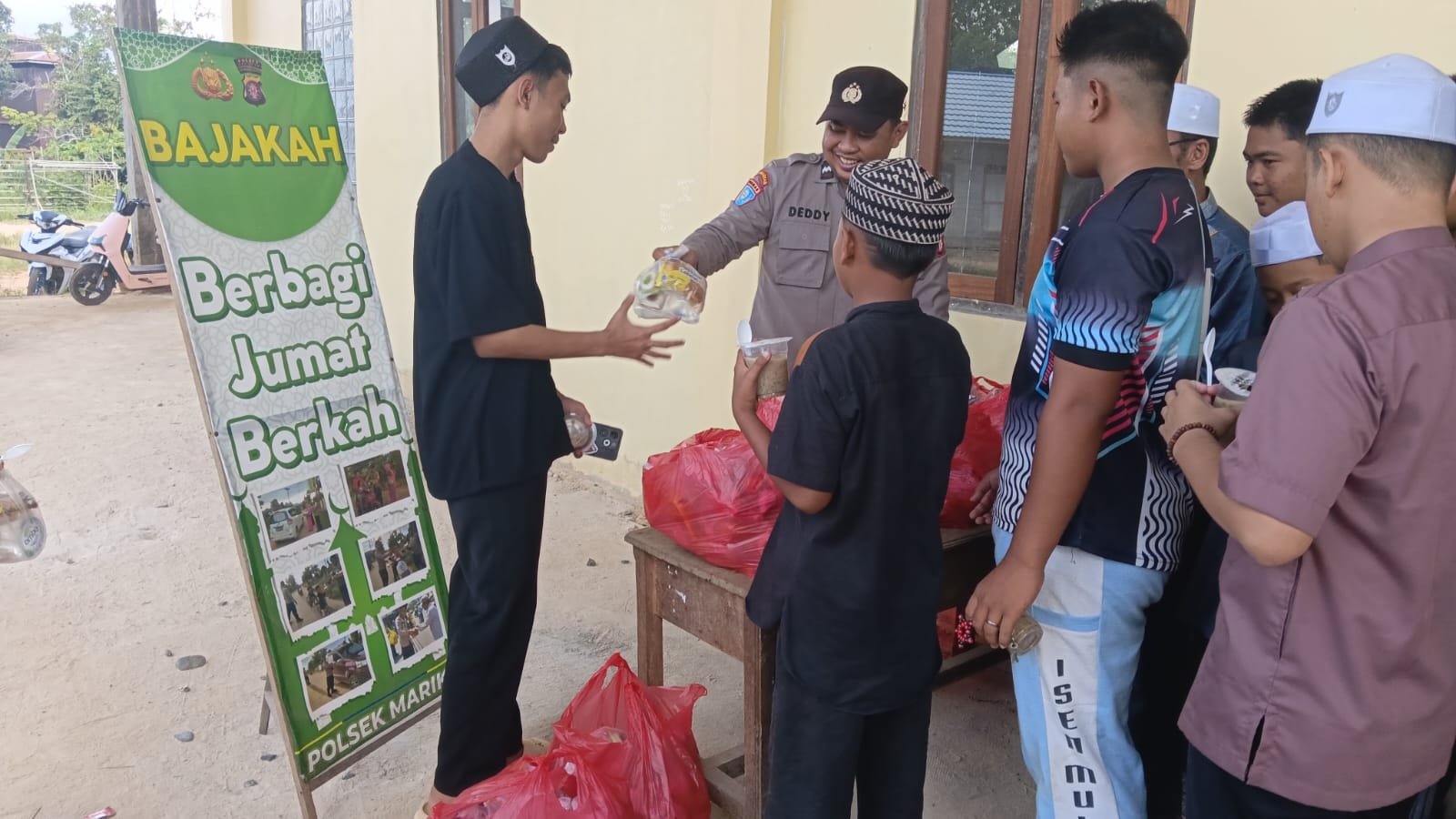 Polsek Marikit Berbagi Jumat Berkah kepada Jamaah Masjid