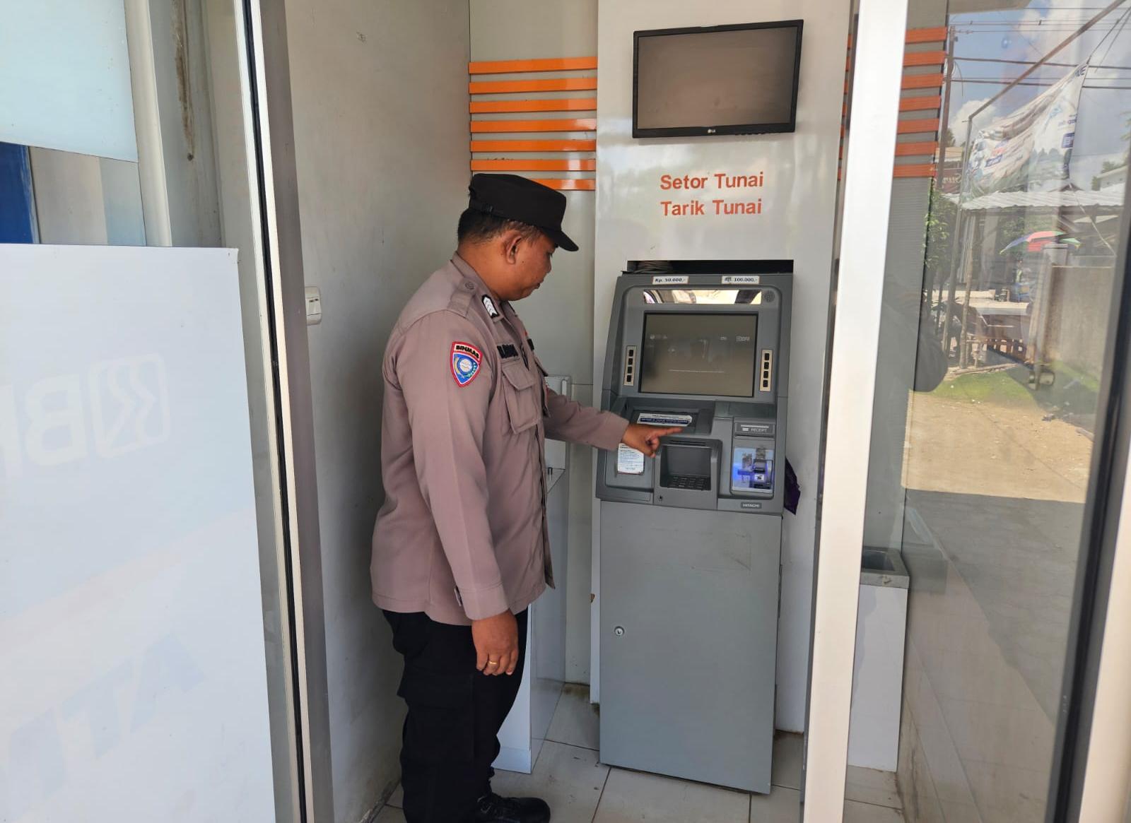 Kapolsek Sematu Jaya IPDA Eko Haryanto, S.H. mengatakan patroli merupakan kegiatan rutin baik siang maupun malam hari tersebut guna mencegah terjadinya tindak pidana untuk mewujudkan situasi kamtibmas yang aman dan kondusif.
