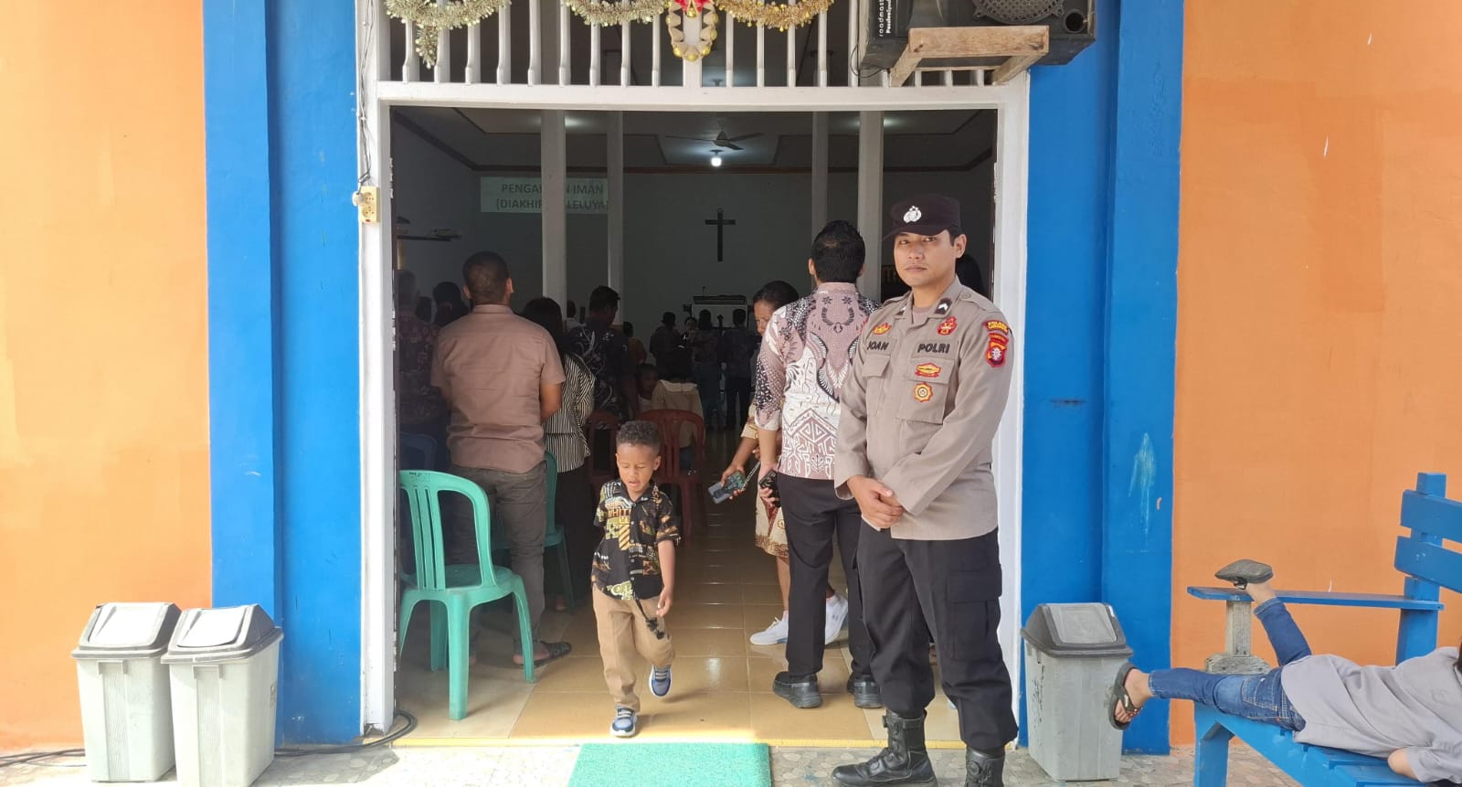 Personil Polsek Sematu Jaya melaksanakan kegiatan pengamanan ibadah Hari Minggu di sejumlah gereja yang berada di wilayah hukum Polsek Sematu Jaya