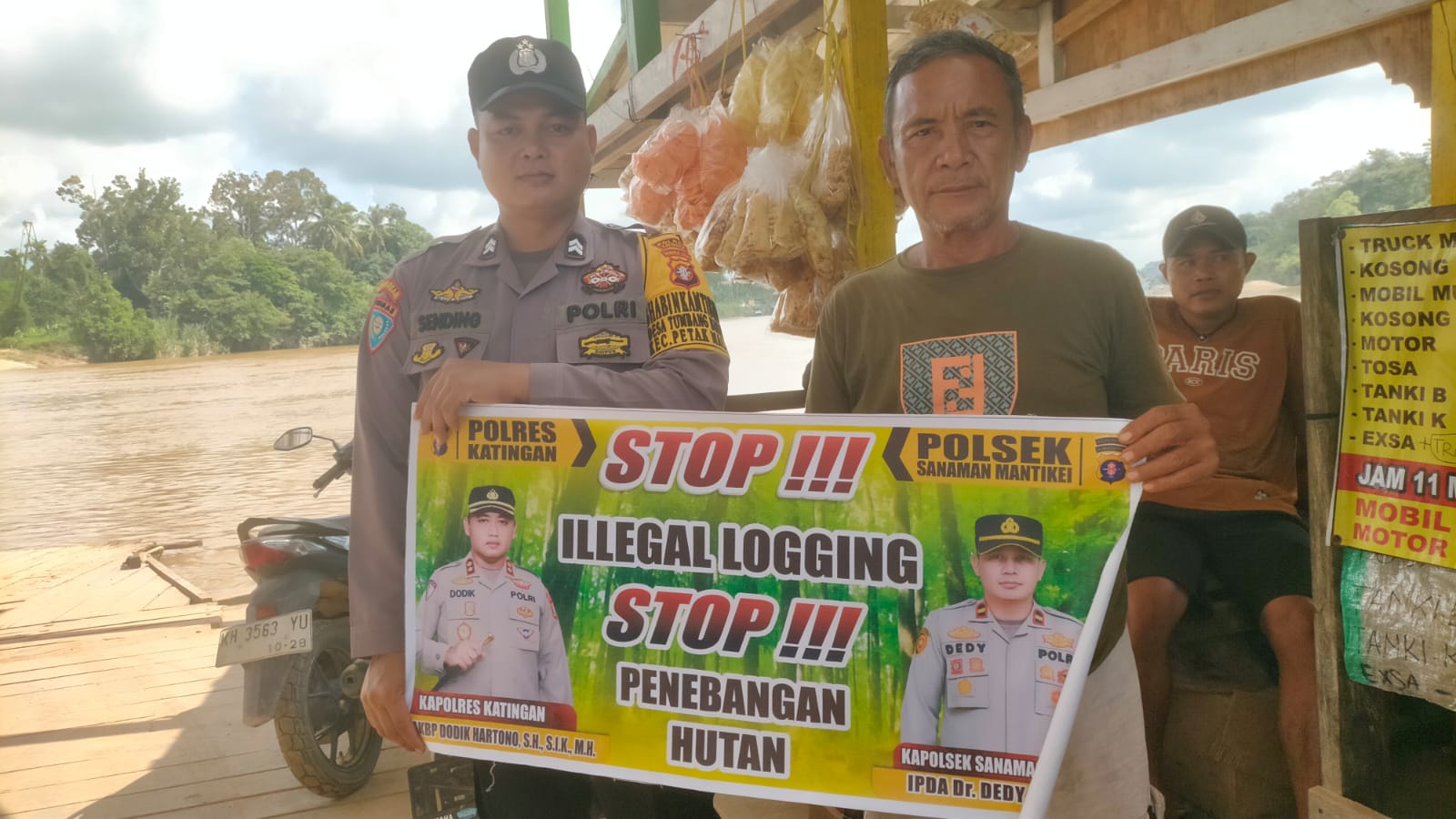 Bhabinkamtibmas laksanakan Sosialisasikan tentang larangan dan sangsi Pidana bagi pelaku Ileggal Logging kepada masyarakat di Desa Binaan.