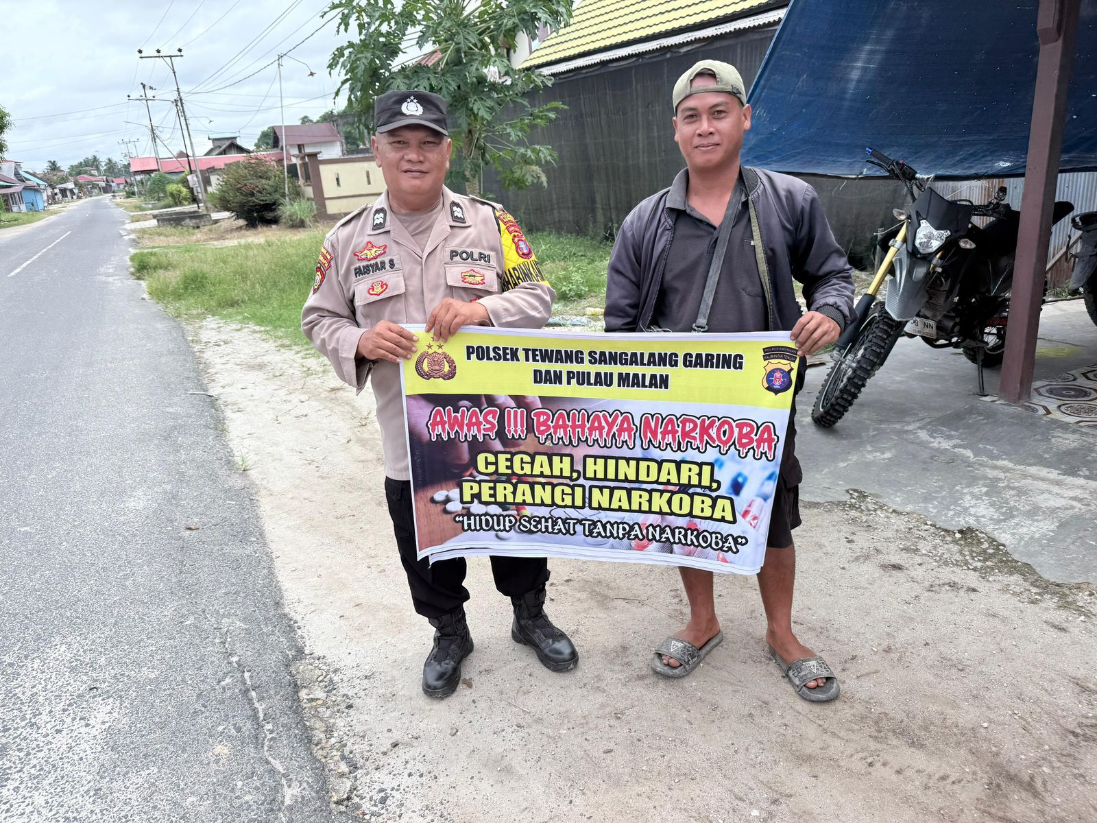 Melalui Media Spanduk, Polsek Tewang Sangalang Garing dan Pulau Malan Imbau Warga Tidak Terjerumus Penyalahgunaan Narkoba.