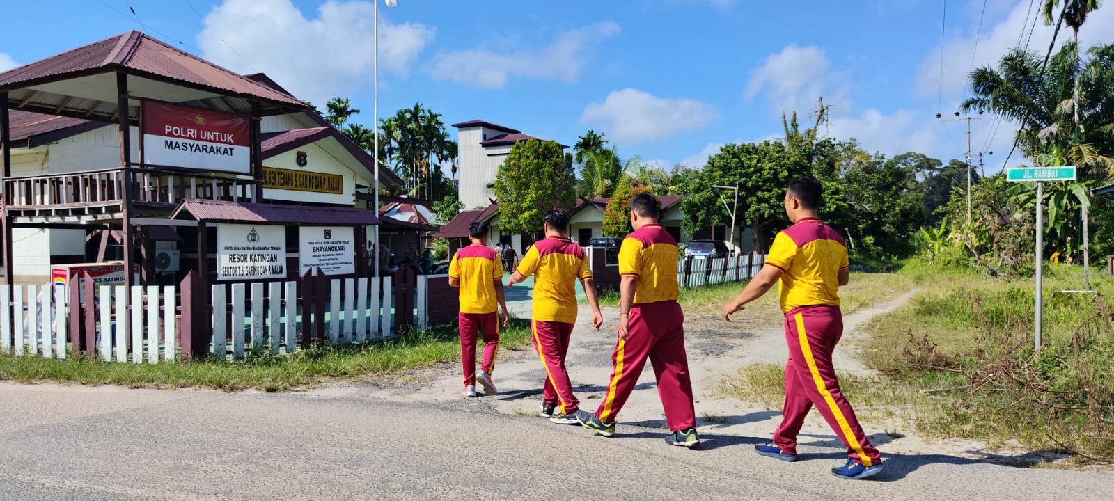 Jaga Kebugaran dan Pererat Kebersamaan, Kapolsek Tewang Sangalang Garing dan Pulau Malan Olahraga Bersama Personel