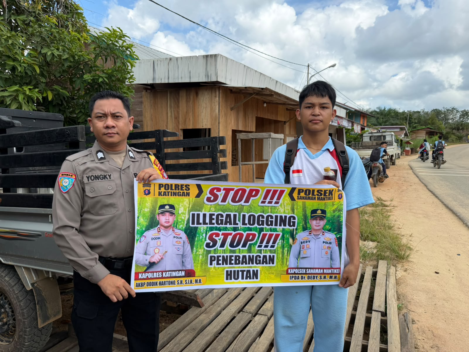 Bhabinkamtibmas laksanakan Sosialisasikan tentang larangan dan sangsi Pidana bagi pelaku Ileggal Logging kepada masyarakat di Desa Binaan.