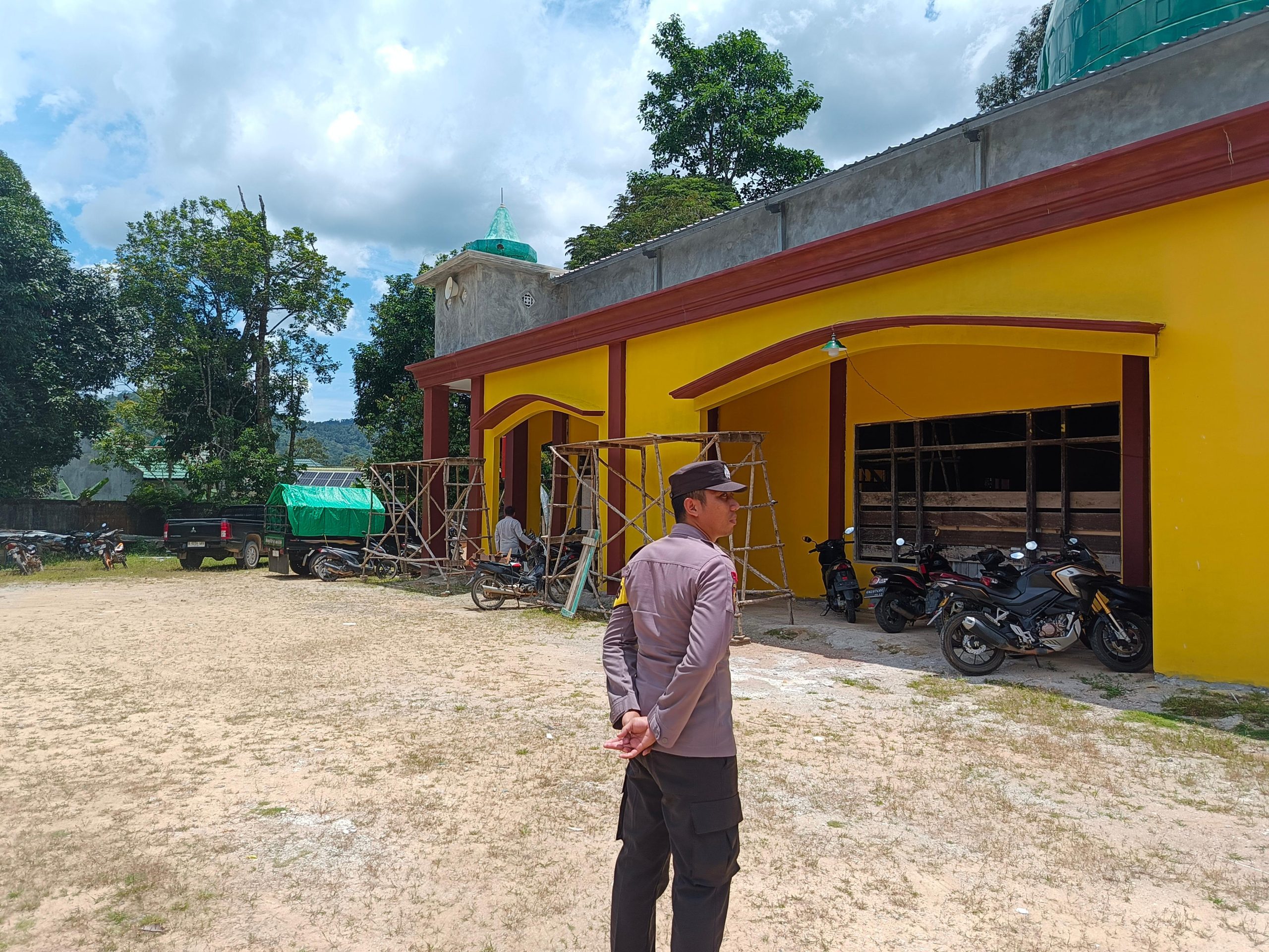 Sambangi Pembangunan Rumah Ibadah, Polsek Delang Jalin Kedekatan dengan Masyarakat