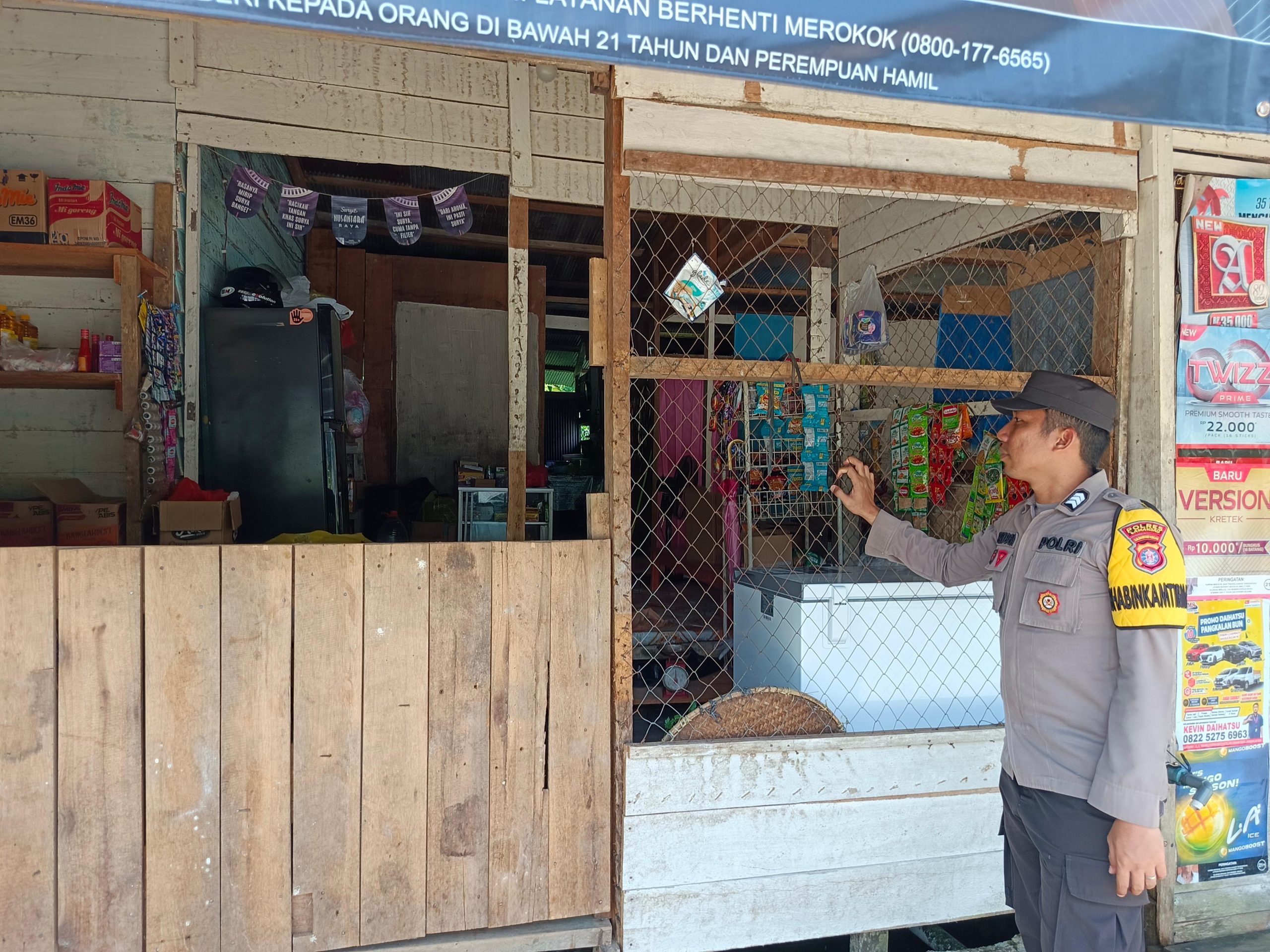 Sambangi Toko Warga, Polsek Delang Sampaikan Pesan Kamtibmas kepada Pelaku Usaha