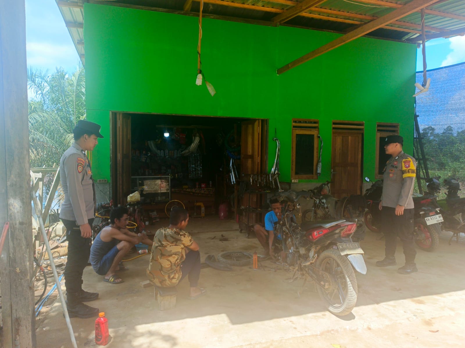 Sambangi Bengkel, Polsek Lamandau Sampaikan Imbauan Kamtibmas dan Tertib Berlalu Lintas