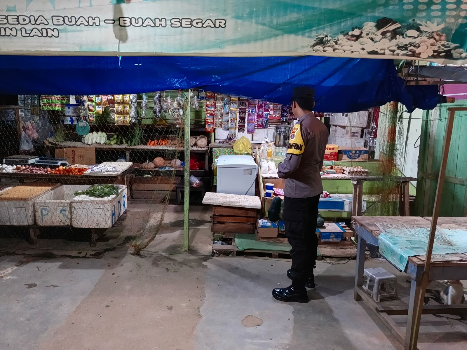 Sambangi Warung Warga pada Malam Hari, Polsek Delang Pererat Silaturahmi dan Jaga Kamtibmas