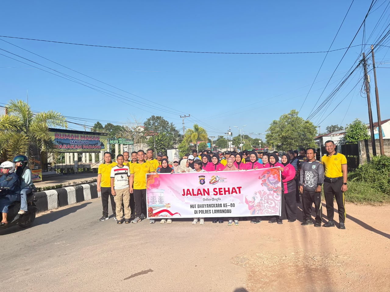 Peringati Hari Bhayangkara ke-80, Polres Lamandau Gelar Jalan Sehat Pererat Kebersamaan