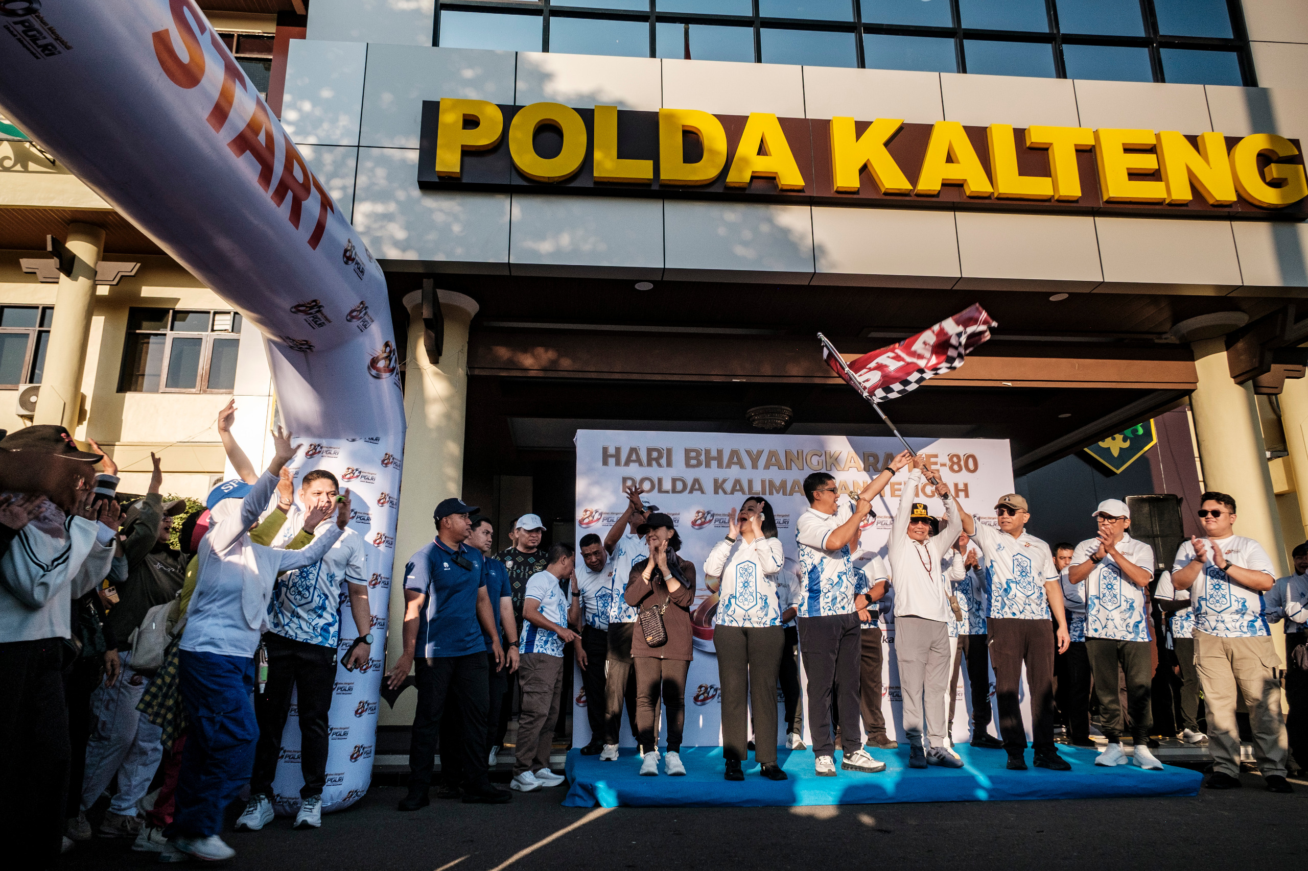 Ribuan Masyarakat Ramaikan Jalan Sehat dan Fun Bike Sambut HUT Bhayangkara ke-80 di Polda Kalteng