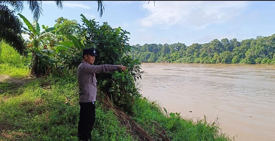 Deteksi Banjir, Polsek Tewang Sangalang Garing dan Pulau Malan Cek Ketinggian Debit Air.