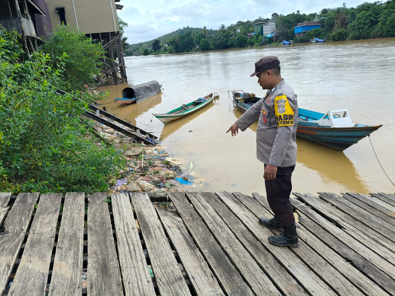 SIAGA BENCANA, BHABINKAMTIBMAS POLSEK MARIKIT CEK LANGSUNG DEBIT AIR SUNGAI KATINGAN