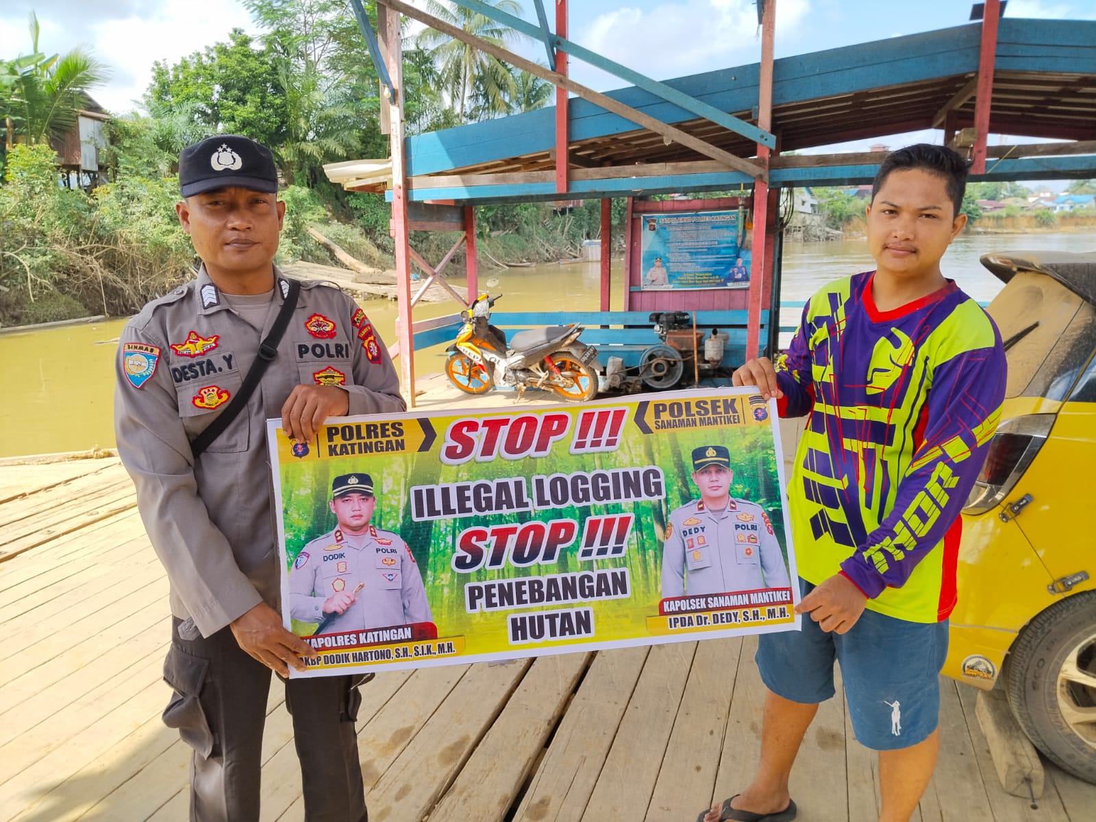 Bhabinkamtibmas laksanakan Sosialisasi kan tentang larangan dan sangsi Pidana bagi pelaku Ileggal Logging kepada masyarakat di Desa Binaan.